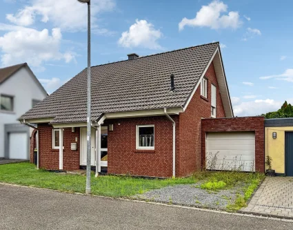 Ansicht Straße - Haus kaufen in Euskirchen - Familienfreundliches und modernes Einfamilienhaus mit Garten in Euskirchen-Weidesheim