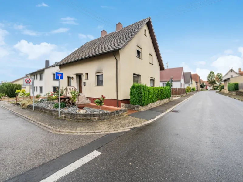 Titelbild - Haus kaufen in Tauberbischofsheim - Charmantes Einfamilienhaus in Tauberbischofsheim - Hochhausen 