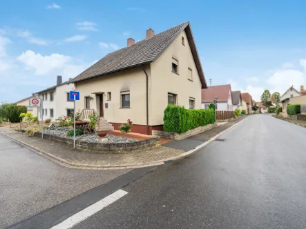 Titelbild - Haus kaufen in Tauberbischofsheim - Charmantes Einfamilienhaus in Tauberbischofsheim - Hochhausen 