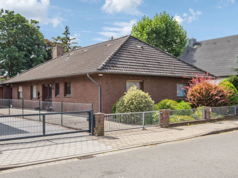 Hausansicht - Haus kaufen in Winsen - Bungalow vor den Toren Hamburgs - Familientraum in Winsen an der Luhe