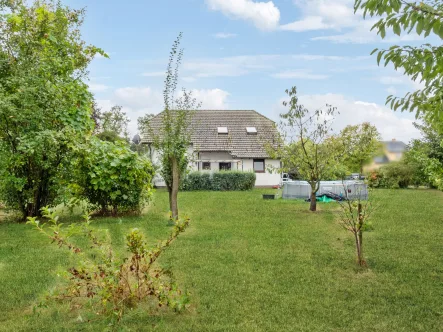 Titel - Haus kaufen in Pessin - Ortsrand Pessin: Zweifamilienhaus auf Traumgrundstück mit Ruhe, Platz und Gestaltungsmöglichkeiten