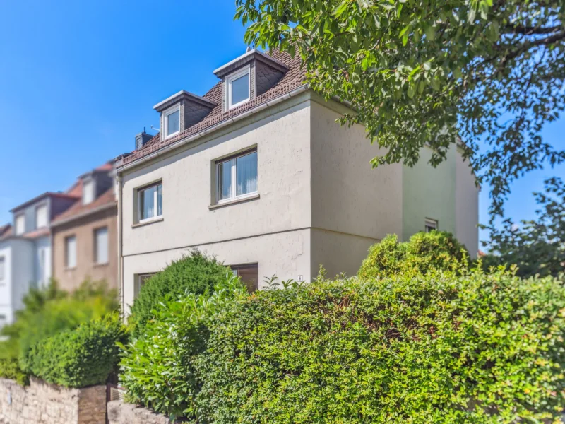 Der erste Eindruck - Haus kaufen in Erfurt - Mehrfamilienhaus mit viel Platz in Erfurt zu verkaufen