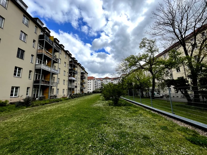 Gebäude mit Außenanlagen