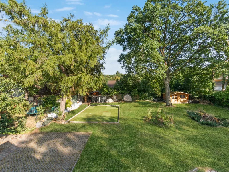 Blick vom Balkon in den Garten