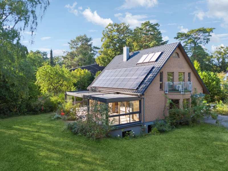 Titelbild - Haus kaufen in Berlin - Gelegenheit in Konradshöhe! Familientraum mit viel Platz und zusätzlichem Baugrund in Havelnähe