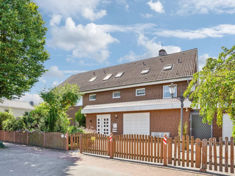 Hausansicht - Haus kaufen in Barsinghausen - Sehr gepflegtes 2-Familienhaus mit wunderschönem Grundstück am Deister in Barsinghausen-Langreder