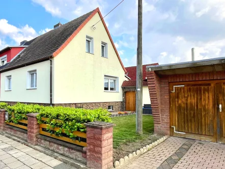 Haus und Garage  - Haus kaufen in Bernburg - Doppelhaushälfte mit einem großzügig ausgebauten Nebengebäude in Poley-Bernburg