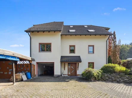 Titelbild - Haus kaufen in Lengenfeld - Schönes Zweifamilienhaus mit Pool, Garage, Carport und großem Grundstück in Lengenfeld