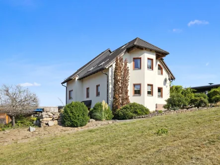 Titelbild - Haus kaufen in Lengenfeld - Schönes Zweifamilienhaus mit Pool, Garage, Carport und großem Grundstück in Lengenfeld