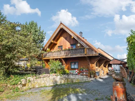 Gesamteindruck - Haus kaufen in Mühlenbecker Land - Liebevoll gepflegtes Blockhaus mit ca.164 m² Wohnfläche und Garten mit Naturteich in Schönfließ