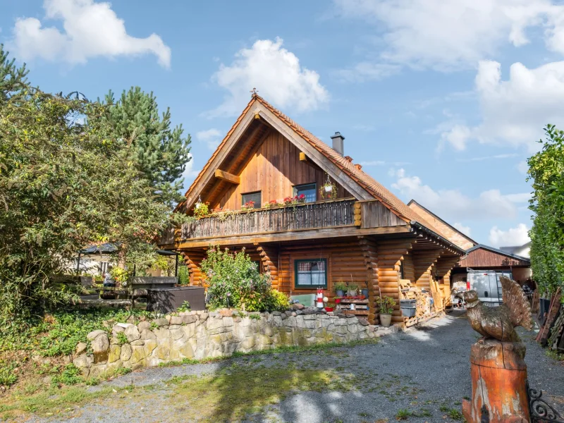 Gesamteindruck - Haus kaufen in Mühlenbecker Land - Liebevoll gepflegtes Blockhaus mit ca.164 m² Wohnfläche und Garten mit Naturteich in Schönfließ