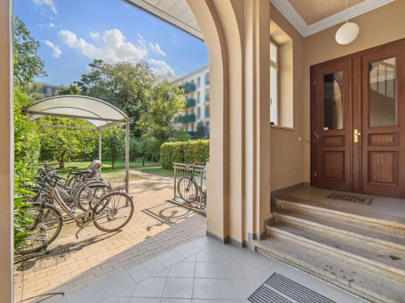 Titelbild - Wohnung kaufen in Leipzig - Vermietete 2-Zimmer-Dachgeschosswohnung mit Balkon im Herzen des begehrten Bachviertels in Leipzig