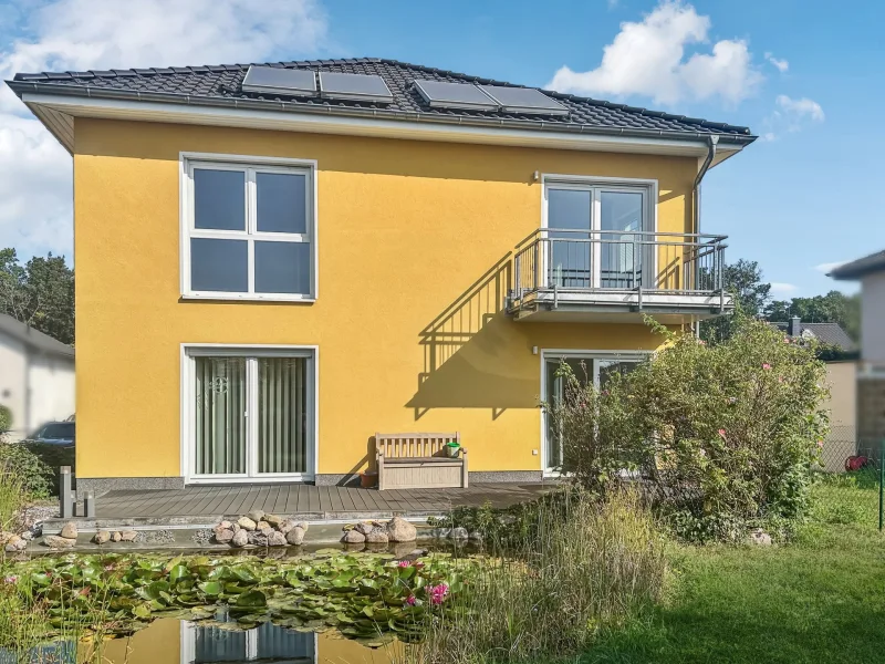 Titel - Haus kaufen in Hoppegarten - Top gepflegtes und geräumiges Zweifamilienhaus mit zwei Gärten und Balkon in Hoppegarten bei Berlin