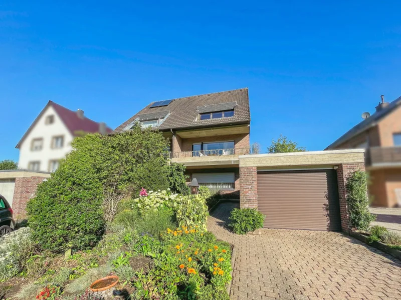 Titelbild - Haus kaufen in Stolberg (Rheinland) - Stolberg - Familientraum mit Einliegerwohnung in absoluter Toplage von Mausbach