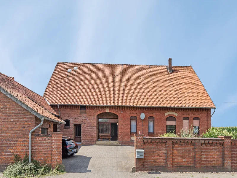 Hausansicht - Haus kaufen in Rehburg-Loccum - Ziegelsteinhaus mit Nebengebäuden und Stallungen auf ca. 3.200 m² Grundstück in Rehburg-Loccum