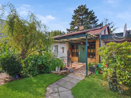 Hausansicht - Eingang - Haus kaufen in Leipzig - Leipzig Lindenthal - Bungalow mit Potential zur Verwirklichung von eigenen Wohnträumen