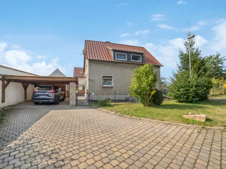 Hausansicht - Carport - Haus kaufen in Weißenfels - Zwei charmante Einfamilienhäuser auf einem Grundstück in Weißenfels OT Langendorf zu verkaufen