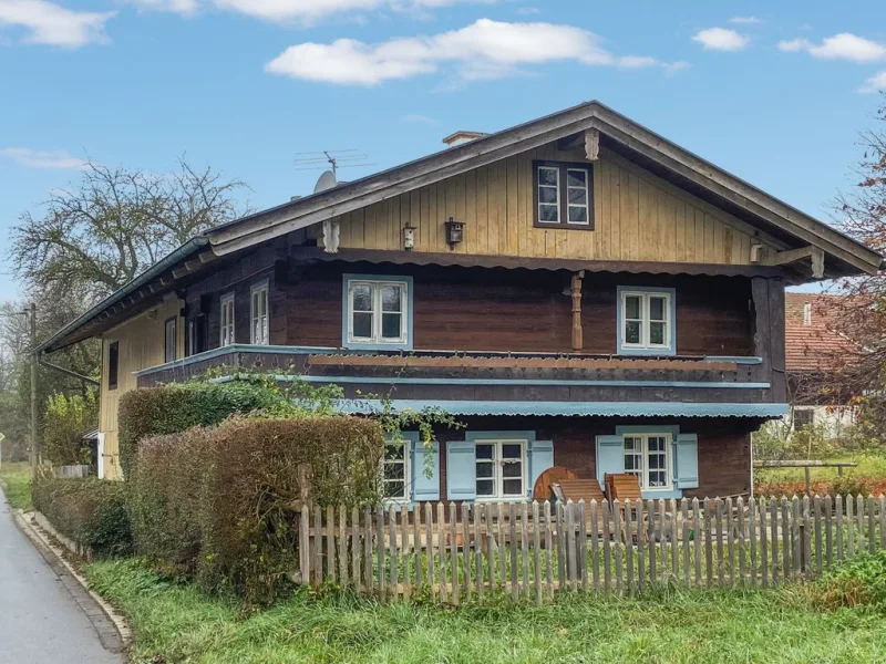 Ansicht von Osten - Haus kaufen in Dietramszell - Ascholding: Dorf-Idylle in einem denkmalgeschützten Bauernhaus