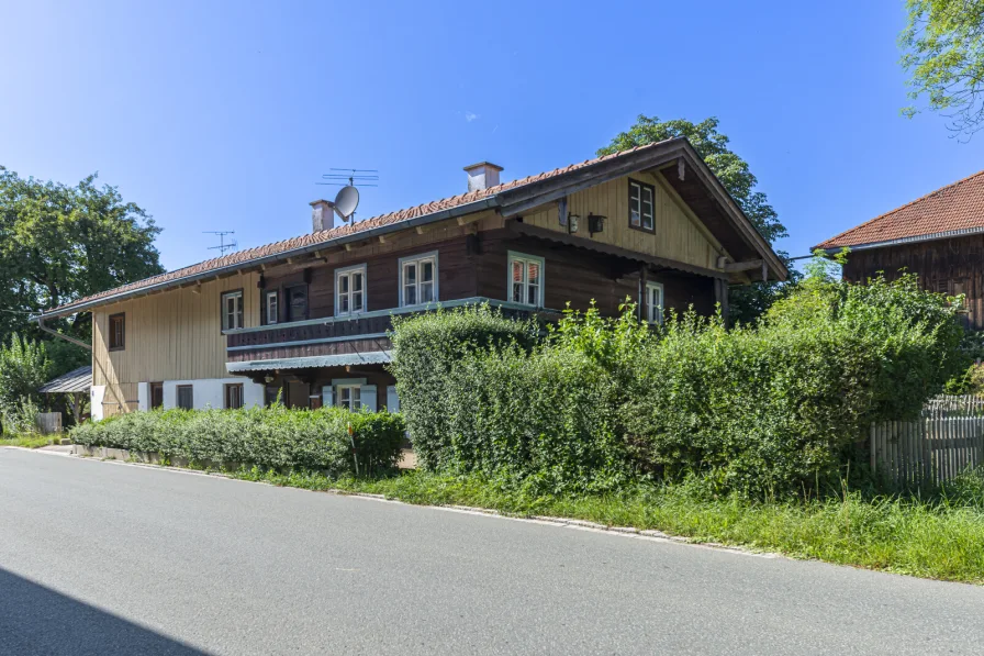 Ansicht von Süd-Ost - Haus kaufen in Dietramszell - Ascholding: Dorf-Idylle in einem denkmalgeschützten Bauernhaus