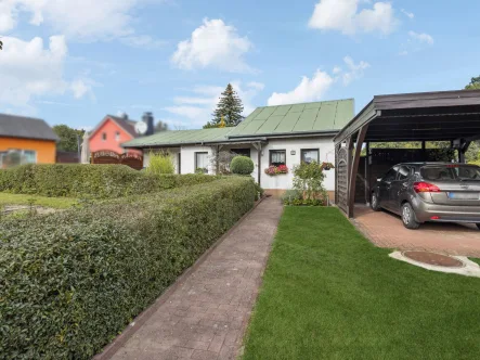 Hausansicht - Haus kaufen in Bandenitz - Wohnen im Grünen: Gemütlicher Eigenheim-Bungalow in Bandenitz Ortsteil Radelübbe