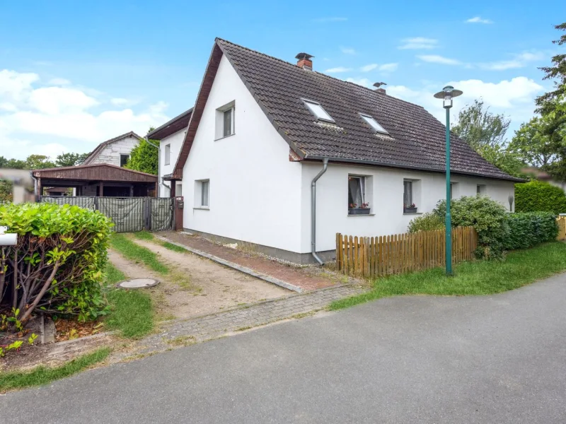 Titelbild - Haus kaufen in Neustadt-Glewe - Charmante Doppelhaushälfte mit separatem Wohngebäude am Stadtrand von Neustadt-Glewe