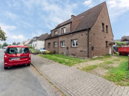 Seitenansicht - Haus kaufen in Dinslaken - Bereit für den letzten Schliff: Modernisierte Doppelhaushälfte in Dinslaken-Averbruch