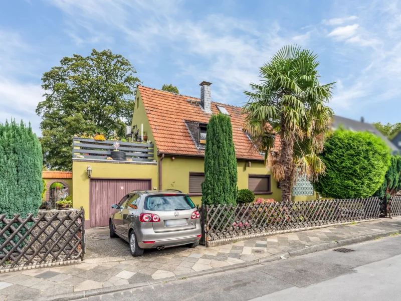 Titelbild - Haus kaufen in Düsseldorf - Zweifamilienhaus mit lukrativer Einnahmequelle und Eigennutzung in Düsseldorf-Lierenfeld