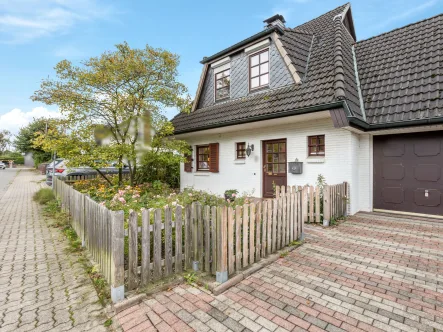 Hausansicht - Haus kaufen in Stapelfeld - Massive Landhaus-DHH mit Vollkeller, Garage und Fernwärme in Top-Lage von Stapelfeld bei Hamburg