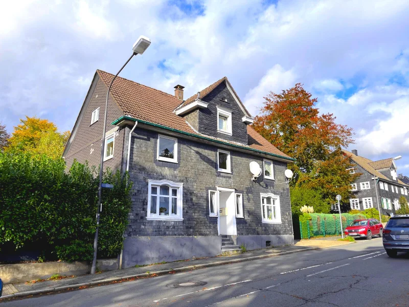 Titelbild - Haus kaufen in Wermelskirchen - Zweifamilienhaus mit vielen Gestaltungsmöglichkeiten - ideal für Familien oder als Kapitalanlage