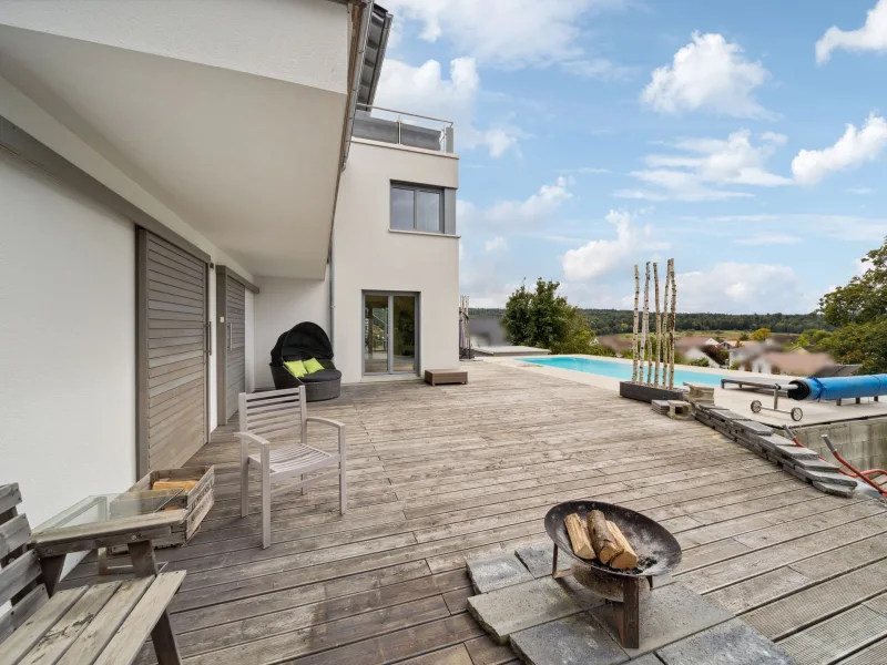 Terrasse im Untergeschoss-Pool