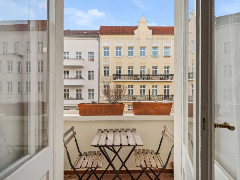 Balkon - Wohnung kaufen in Berlin - Wunderschöne, vermietete 3-Zimmer-Altbauwohnung mit Balkon im Samariterviertel in Friedrichshain