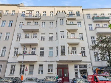 Fassade - Wohnung kaufen in Berlin - Wunderschöne, vermietete 3-Zimmer-Altbauwohnung mit Balkon im Samariterviertel in Friedrichshain