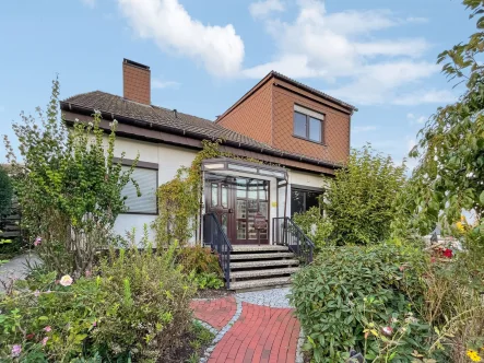 Frontansicht - Haus kaufen in Springe - Außergewöhnliches 5-Zimmer-Einfamilienhaus mit unverbautem Blick in Bennigsen bei Springe