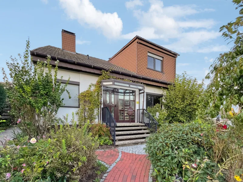 Frontansicht - Haus kaufen in Springe - Außergewöhnliches 5-Zimmer-Einfamilienhaus mit unverbautem Blick in Bennigsen bei Springe