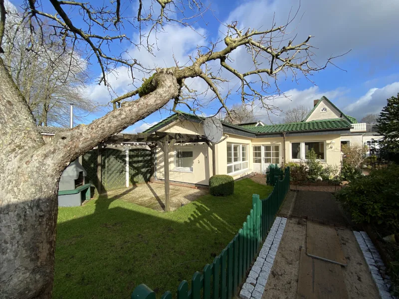 Blick in den Garten - Wohnung mieten in Neumünster - Großes 3-Zi.-Gartenhaus mit 2 Bädern, großem Wintergarten, Terrasse mit kleinem Garten in Neumünster