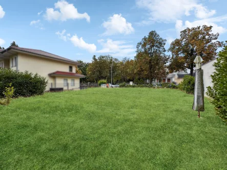 Blick auf das Grundstück - Grundstück kaufen in Berlin - Top Baugrundstück für ein Einfamilienhaus in begehrter Lage in Berlin-Wilmersdorf!