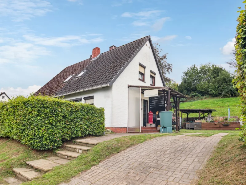 Hausansicht - Haus kaufen in Ritterhude - Vermietete Doppelhaushälfte mit Doppelcarport und Garage in Ritterhude