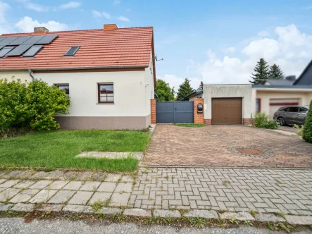 Hausansicht - Haus kaufen in Oranienbaum-Wörlitz - Wohnen am wunderschönen Wörlitzer Park, sofort beziehbare Doppelhaushälfte in Oranienbaum-Wörlitz