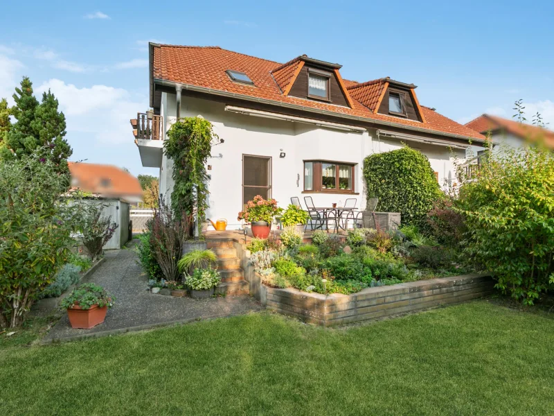 Hausansicht - Haus kaufen in Storkow - Gepflegte Doppelhaushälfte mit schönem Garten, Garage und Stellplatz in Storkow (Mark) bei Berlin