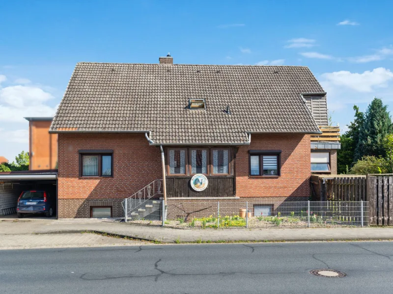 Frontansicht - Haus kaufen in Meine - Solides Zweifamilienhaus mit Garten in Meine