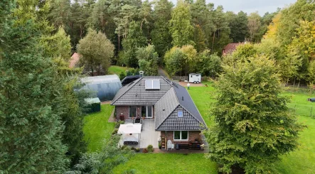 Drohnenaufnahme - Haus kaufen in Buchholz in der Nordheide - Modernes Wohnen im Grünen – Bungalow auf ca. 3.338 m² Grundstück in Buchholz Suerhop