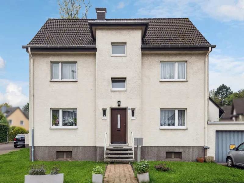 Hausansicht - Haus kaufen in Bergisch Gladbach - Solide Kapitalanlage - Dreiparteienhaus in Berg. Gladbach Moitzfeld