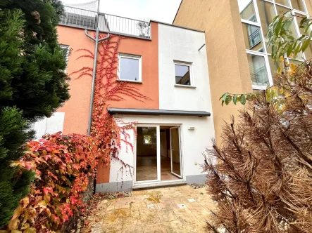 Haus von hinten - Haus kaufen in Frankfurt - Modernes Wohnen mit toller Dachterrasse und Stellplatz im Frankfurter Nordend