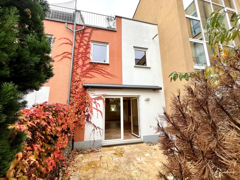 Haus von hinten - Haus kaufen in Frankfurt - Modernes Wohnen mit toller Dachterrasse und Stellplatz im Frankfurter Nordend