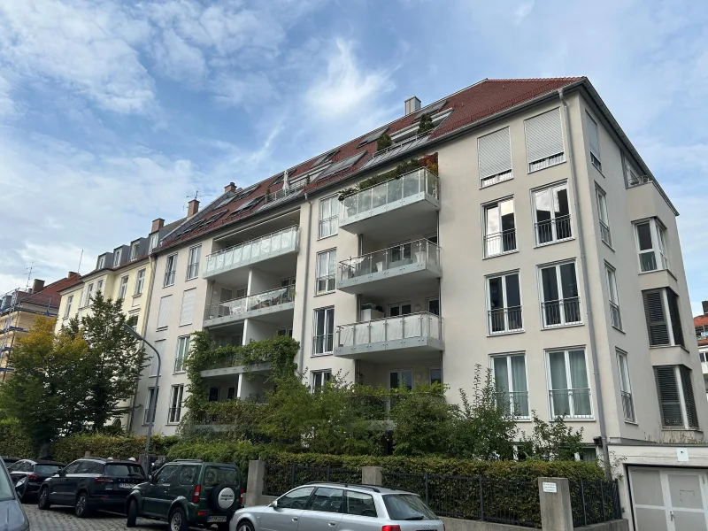 Hausvorderseite - Wohnung kaufen in München - Neuwertige 3-Zimmer-Wohnung mit Süd-Süd-West-Loggia in ruhiger Lage von München-Neuhausen