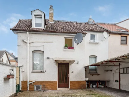 Hausansicht - Haus kaufen in Wiesbaden - Gemütliche Doppelhaushälfte mit zwei kleinen Einheiten im Herzen von Mainz-Kostheim