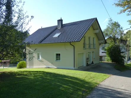 Ansicht 1 - Haus kaufen in Landau an der Isar - Großes, gepflegtes und elegantes Einfamilienhaus, &gt;220 qm Wohnfläche, BJ  2010 bei Landau