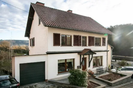 Hausansicht - Haus kaufen in Langsur - Willkommen Zuhause! Ihr Traumhaus in Langsur vereint Exklusivität, Weitblick und Lebensqualität