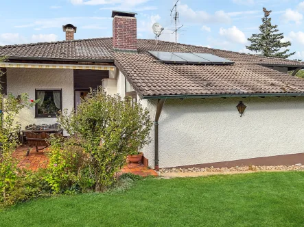 Gartenansicht - Haus kaufen in Deggendorf - Wohnen mit Weitblick - Großes Einfamilienhaus mit Einliegerwohnung in Deggendorf