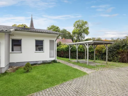 Titelbild - Wohnung kaufen in Hanshagen - 4-Zimmer-Eigentumswohnung mit hübschem Garten im idyllischen Dorfkern von Hanshagen bei Greifswald